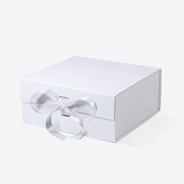 Białe pudełko magnetyczne 255x255x115mm ze wstążką satynową do prezentów