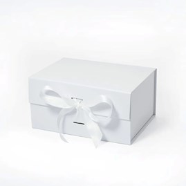 Białe pudełko magnetyczne B6 z wstążką 200x150x100mm, opakowanie prezentowe