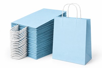 50 ozdobnych toreb papierowych w pastelowym jasnoniebieskim kolorze, wymiary 240 × 100 × 320 mm, uchwyty skręcane i dno klockowe